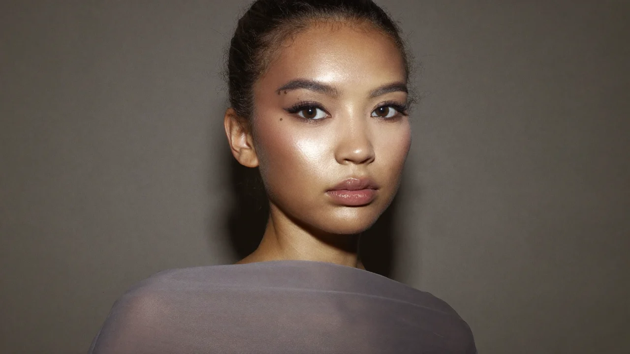 Færdigt redaktionelt makeuplook set fra tre kvarter foran grå baggrund